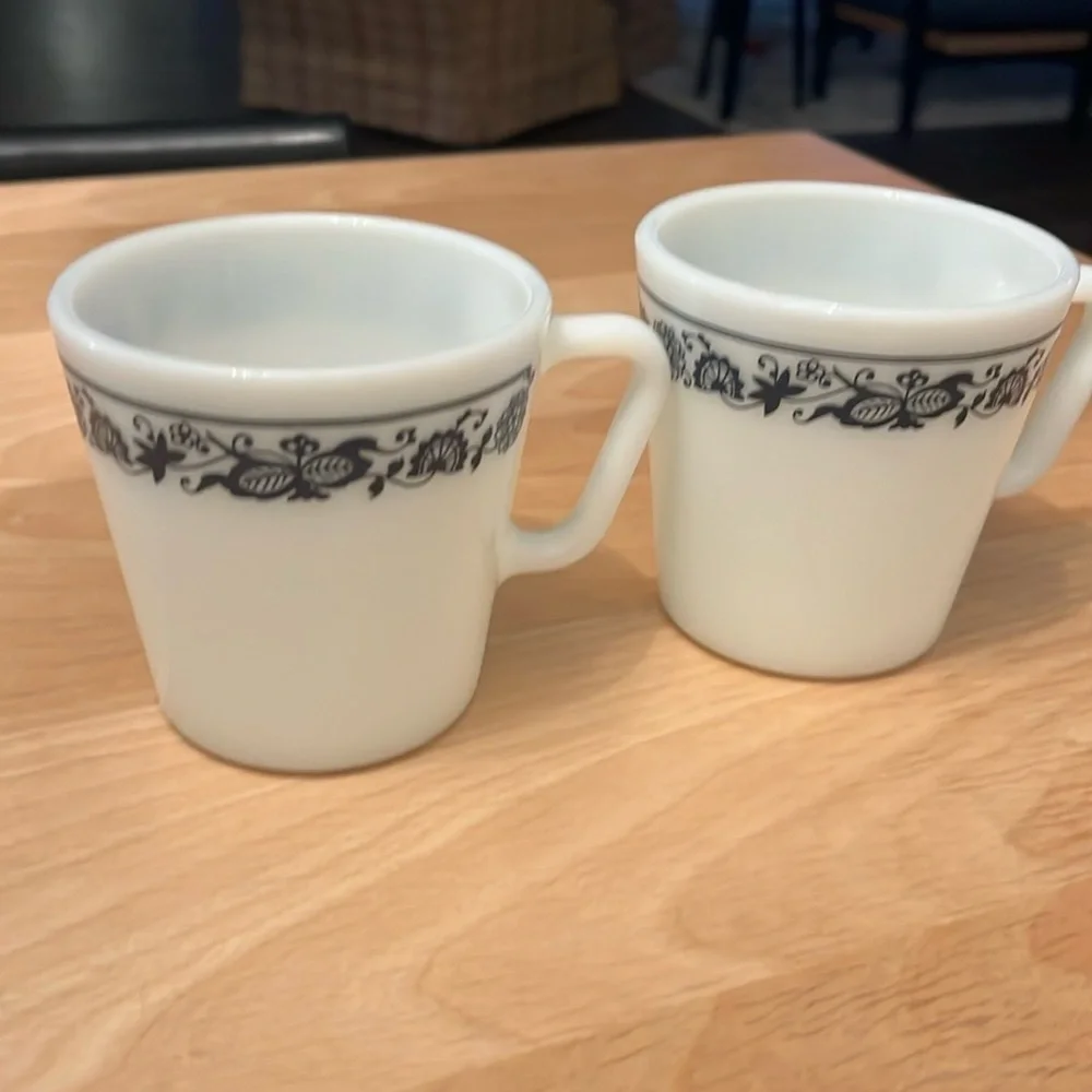 Set of 2 vintage Pyrex 1410 white & blue coffee mugs Old Town Blue pattern - Picture 1 of 6